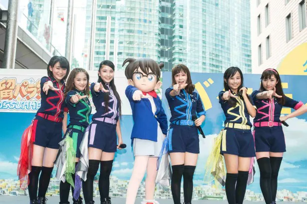 「超☆汐留パラダイス ～2015SUMMER～」に出演したLa PomPonのHINA、YUKINO、MISAKI、コナン君、RIMA、KIRI、KAREN(写真左から)