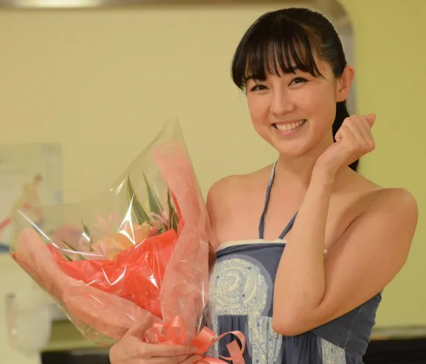 【写真を見る】主人公・米子を演じた伊藤は、花束を贈られ満面の笑み
