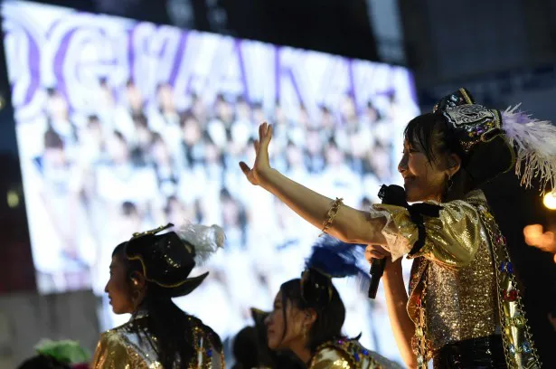 松井玲奈が兼任していた乃木坂46が、ライブ会場から中継をつないで卒業を祝福