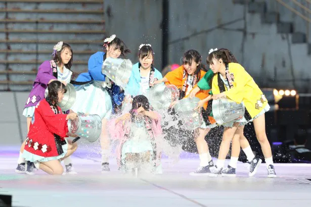 「花火は終わらない」では、メンバーが松村香織にバケツで水を掛けるという演出に会場は爆笑