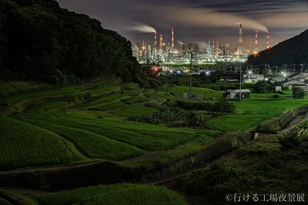 畑と工場夜景のコンビネーション