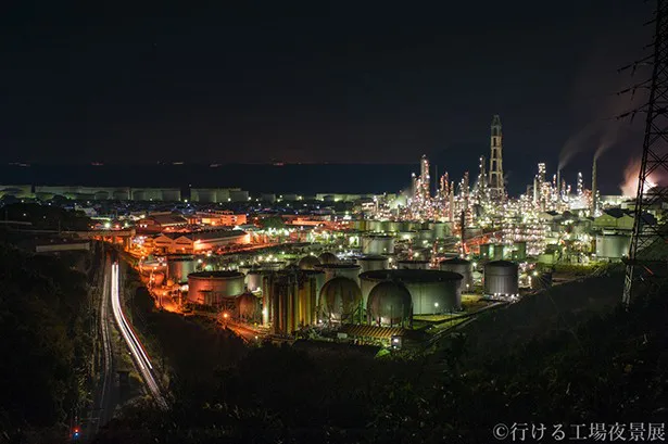 鉄道の光の筋も工場夜景に華を添える