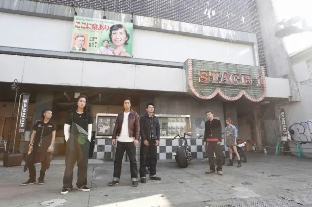 ヤマト(鈴木伸之、左から3人目)ら「山王連合会」メンバーは、チハルを守るため鬼邪高校の生徒たちを待ち受ける