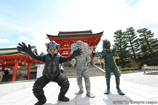 第3話『ウルトラ怪獣散歩 西へ　京都・前編』より。まさかの撮影OKだった稲荷伏見大社を散歩する怪獣たち