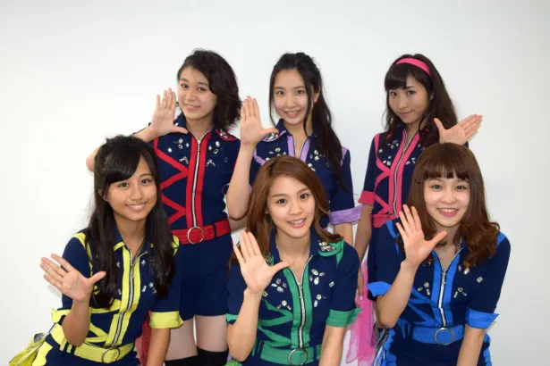 La PomPonのKIRI、YUKINO、RIMA(写真前列左から)、HINA、MISAKI、KAREN(写真後列左から)