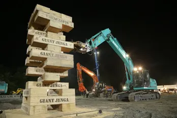 城島茂が重機に興奮！「建設現場はまるでランウェイ」