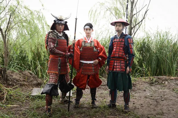 「民王」で戦国時代の扮装を披露した遠藤憲一、本仮屋ユイカ、菅田将暉(写真左から)