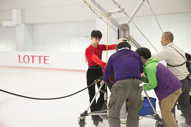 機材の運搬も手伝う羽生結弦選手