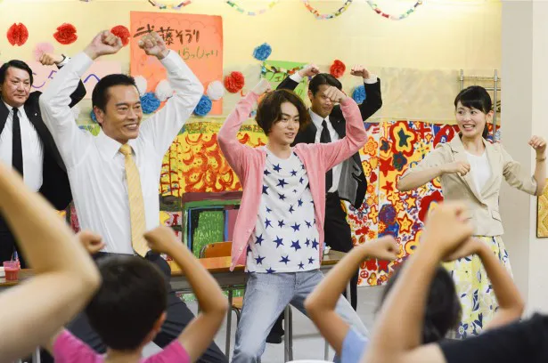 モフモフンダンスを踊る遠藤、菅田将暉、本仮屋ユイカ(写真左から)