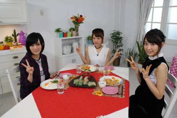 48グループ総監督・高橋みなみ(中央)とNMB48のエース・山本彩(左)、HKT48のエース・宮脇咲良(右)が料理＆トーク！