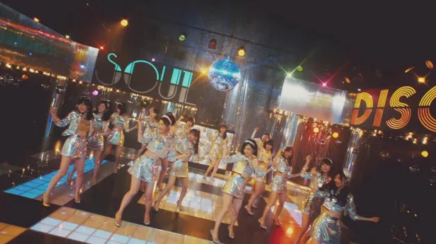 ミラーボール輝くディスコで踊るAKB48のメンバーたち