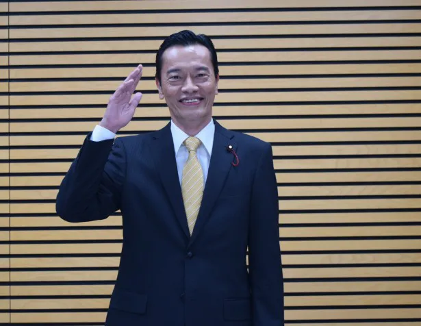 「総理！」と呼ばれたときにひょこっと手を挙げるしぐさは木村ひさし監督が考えたそう
