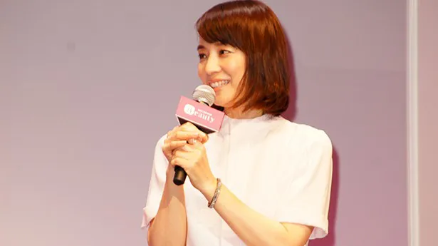 一人で夜残業をしていて疲れてしまったOLを演じた石田ゆり子