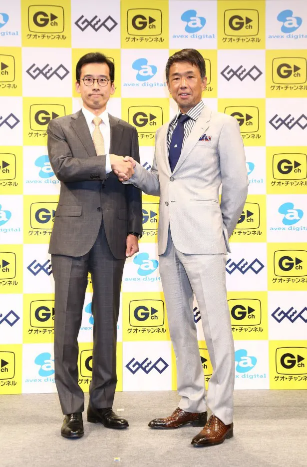 株式会社ゲオホールディングス・遠藤結蔵代表取締役社長とエイベックス・グループ・ホールディングス株式会社・千葉龍平代表取締役副社長CSOがガッチリ握手