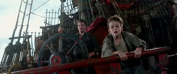 若き日のフック船長(左)は、ピーターとコンビで冒険する