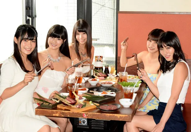 肉好き女子が集まっただけに、自然と笑顔があふれる