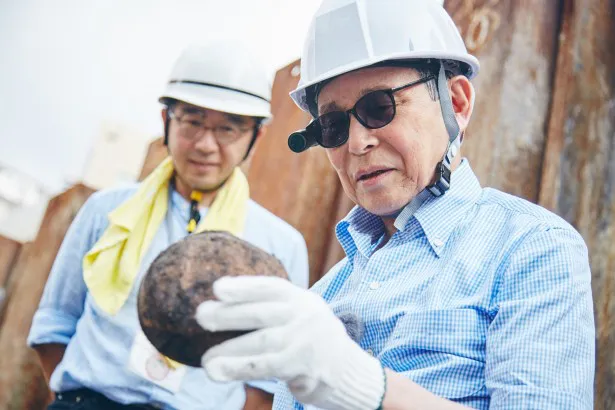 【写真を見る】タモリは“博多遺跡”で発掘作業に挑戦！