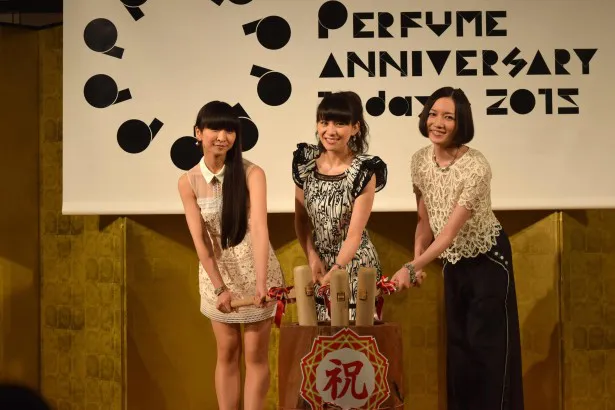 【写真を見る】Perfumeは「せ～の！　えい！」と、木槌を振り上げる！