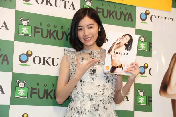 9月21日、SKE48・松井珠理奈の1st写真集「Jurina」(集英社)の発売記念サイン会が都内で行われた
