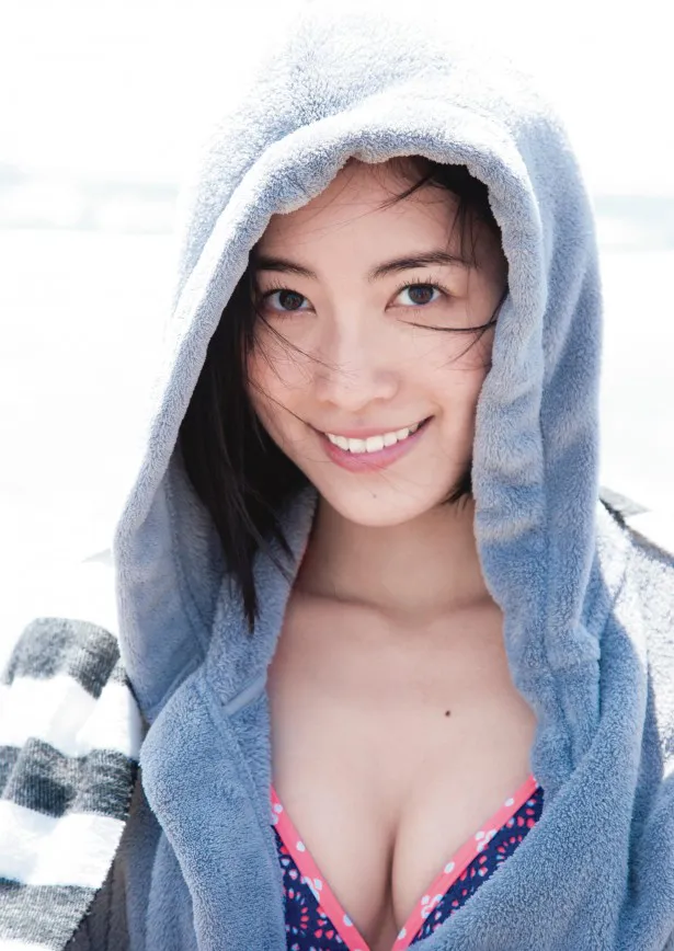 松井珠理奈の7年間を1冊に詰め込んだような写真集になっている