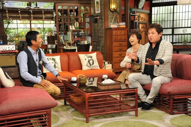 「さんまのまんま」第1回放送のゲスト・榊原郁恵(中央)が夫・渡辺徹(右)と登場