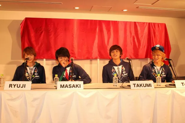 会見場の異様な雰囲気に不安げな表情を浮かべる(左から)RYUJI、MASAKI、TAKUMI、To-i