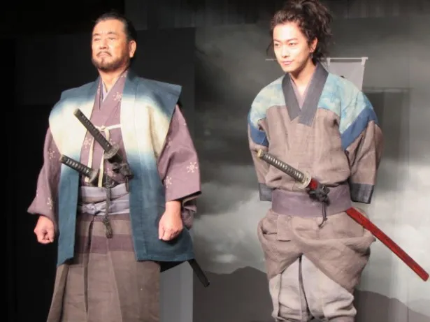 加山と佐藤はCMで着た役衣装で登壇
