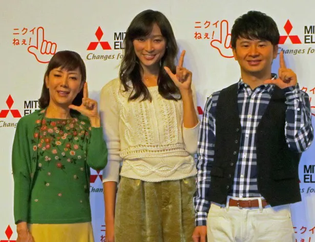 CMで仲の良い家族を演じている(左から)戸田恵子、杏、若林正恭