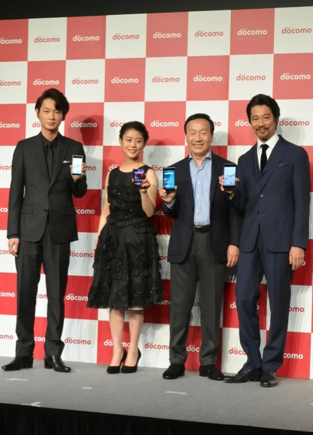 発表会に登壇した綾野剛、高畑充希、加藤薫社長、堤真一(左から)