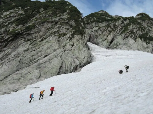 【写真を見る】剱岳は1907年に陸地測量部の測量官・柴崎芳太郎により初登頂された。非常に登頂難易度の高い山として有名