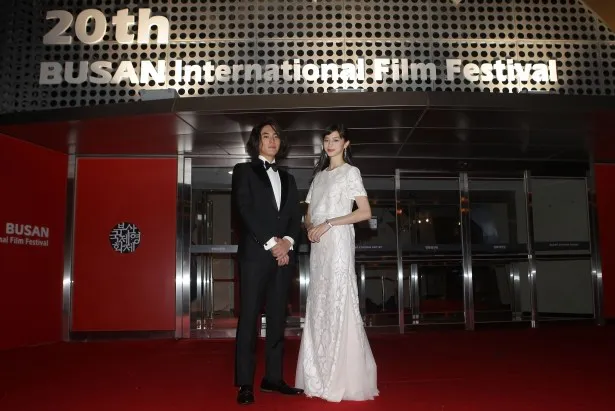 「第20回釜山国際映画祭」に参加した間宮祥太朗、中条あやみ