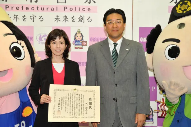 「科捜研の女」で主演を務める沢口靖子と、京都府警本部長・坂井孝行氏