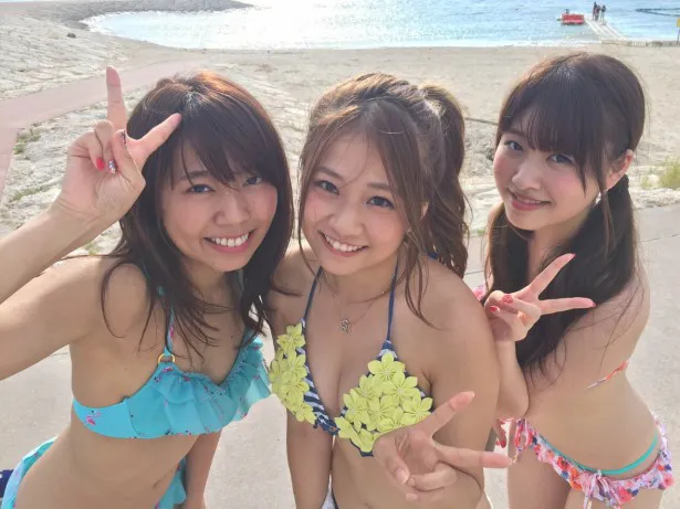 【写真を見る】初回の沖縄ロケでは、3人がピッチピチの水着姿を披露!!