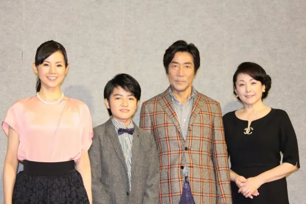 「ぼんくら2」会見に出席した(左から)小西真奈美、加部阿門、岸谷五朗、松坂慶子