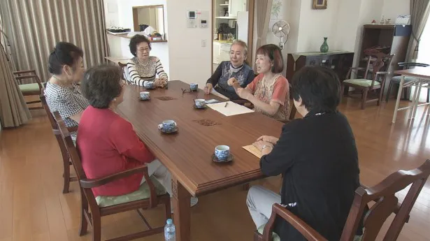 【写真を見る】日本では仲の良い友人たちの同居で老後を乗り切ろうとする人々を発見！