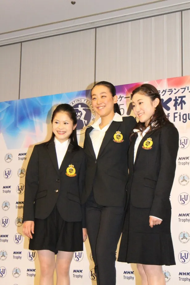 2015NHK杯国際フィギュアスケート競技大会の取材会に登壇した(左から)宮原知子、浅田真央、木原万莉子