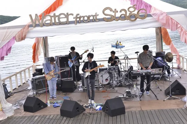 「WATERFRONT STAGE」には注目の新人バンド・Ykiki Beatが登場