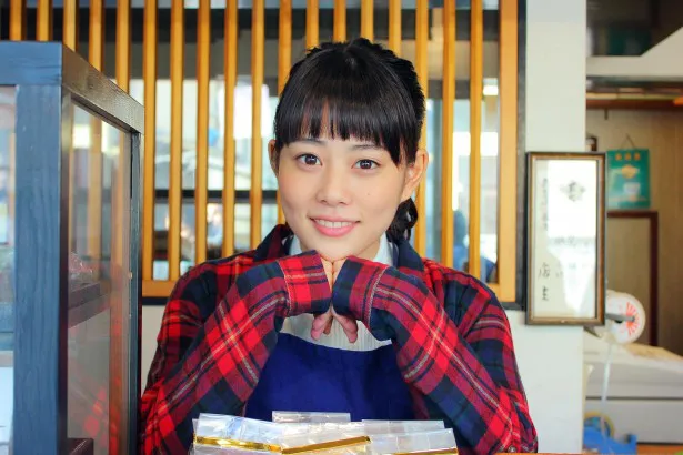 【写真を見る】和菓子店の元気な看板娘・あかね役を演じる高畑充希はキュートにポーズ！