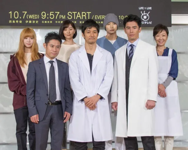 【写真を見る】西島秀俊(前列中央)が“神の診察眼”を持つ医師役を熱演