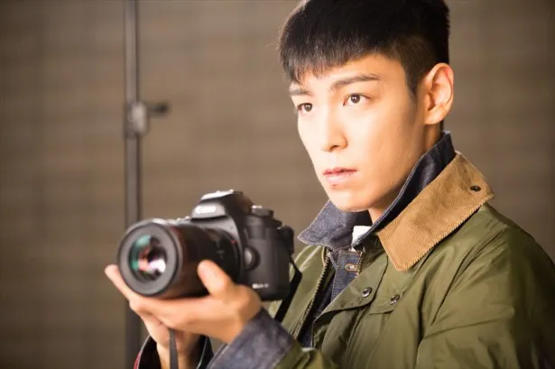 T.O.P from BIGBANG チェ・スンヒョンが演じるのは、“愛”にまつわるインタビューを続けながら映画監督を目指すウヒョン。初恋で心に深い傷を負っている