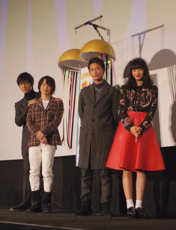 「バクマン。」大ヒット舞台あいさつに登壇した桐谷健太、神木隆之介、佐藤健、小松菜奈(写真左から)
