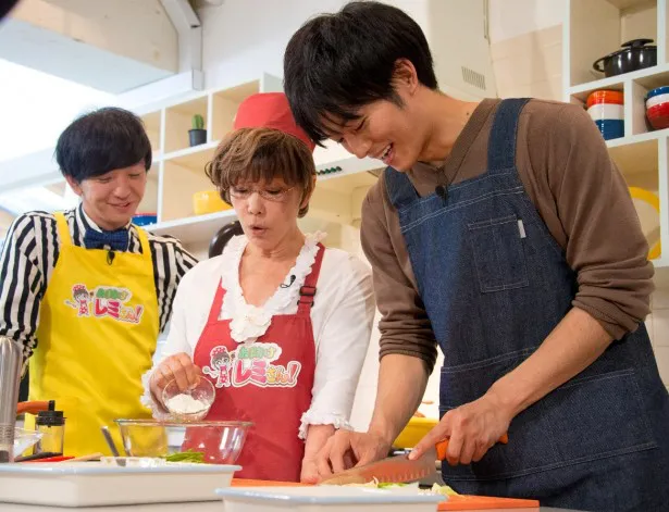 「発見！ウワサの食卓」で、松坂桃李(右)がエプロン姿で料理に挑戦する