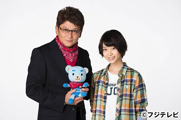 「テディ・ゴー！」でクマの編みぐるみに宿る刑事・天野康雄を演じる哀川翔(左)