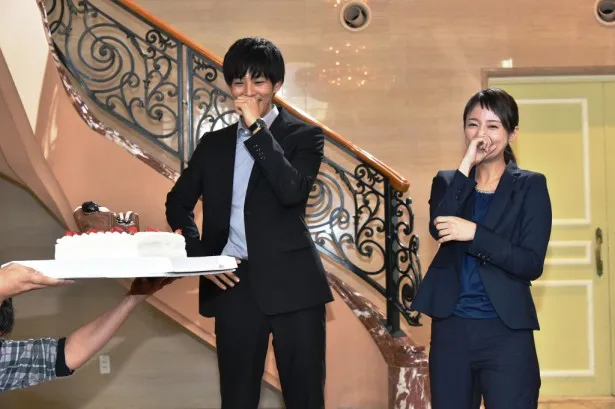 キスシーンを再現したケーキに思わず笑顔になる松坂桃李＆木村文乃