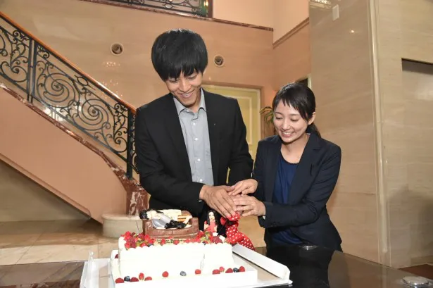 【写真を見る】松坂桃李＆木村文乃が一緒にケーキ入刀！