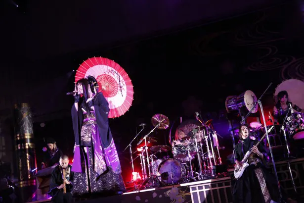 【写真を見る】和楽器バンドのボーカル・鈴華ゆう子がライブ最後にファンに感謝