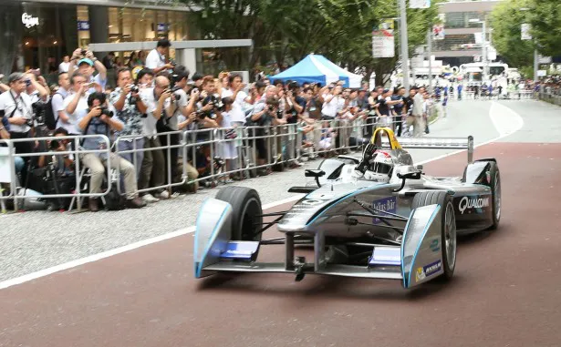 公道を走る電気自動車に観衆は大いに沸いた！