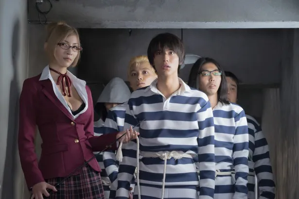 【写真を見る】第1話で、キヨシら男子5人は懲罰棟に投獄されてしまう！
