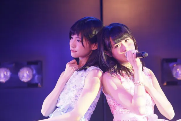 【写真を見る】今公演でWセンターを務めるのは、「AKB48の次世代を担う美少女」と評判の谷口めぐ（左）と川本紗矢（右）