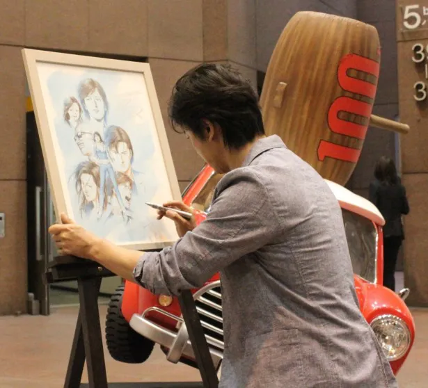 北条司がサインを書いた原画に、上川隆也も「冴羽リョウとして」サイン！